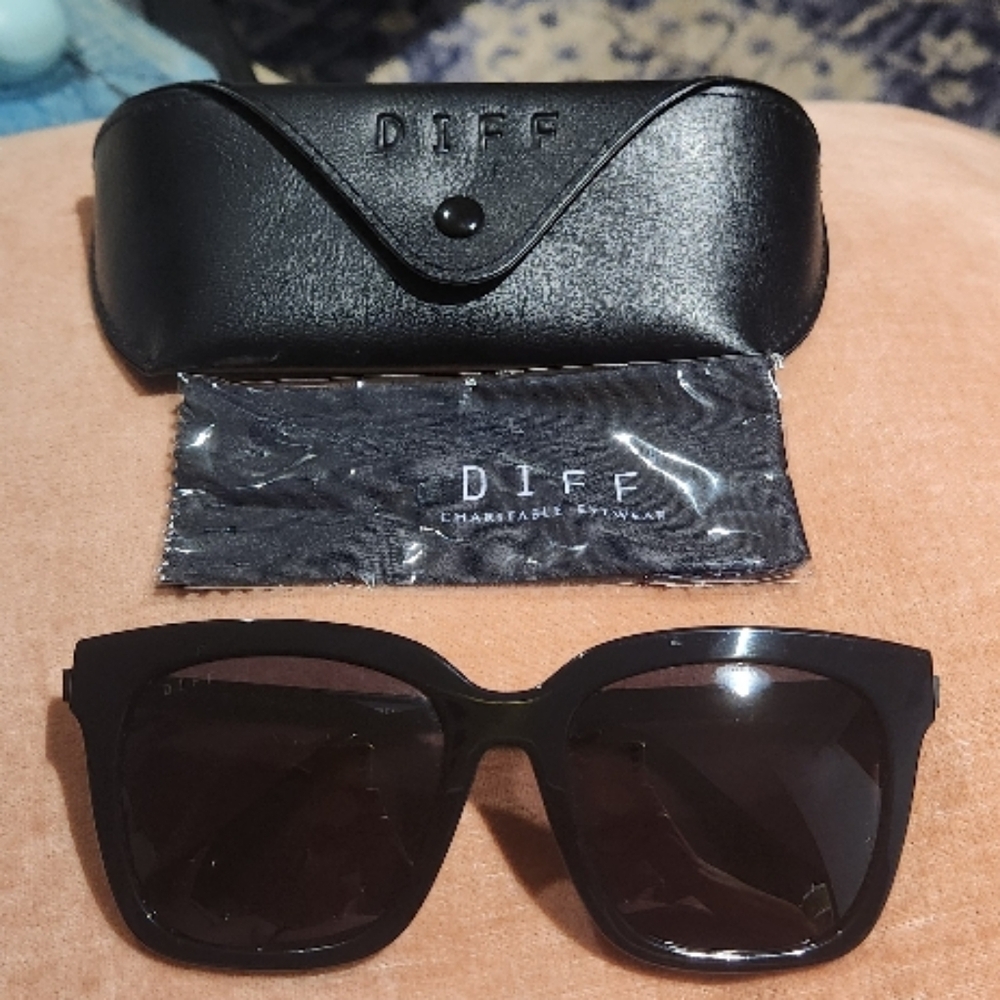 Nwot Black Diff Polarized Sunglasses - image 1